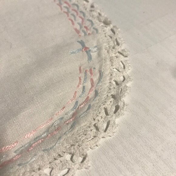 Vintage Hand Embroidered Lace Doilies 2 Round 3 Oval Pink Blue Knitted Edge - Picture 12 of 15